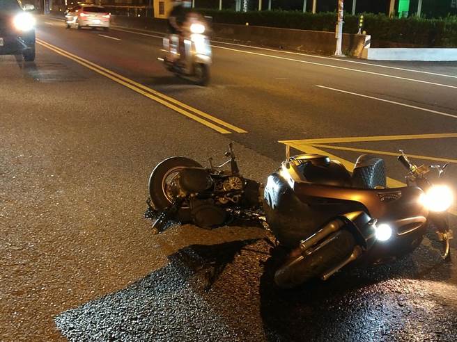屏東東港鎮1日晚間發生死亡車禍，母子雙載回家遇死劫。（警方提供／謝佳潾屏東傳真）