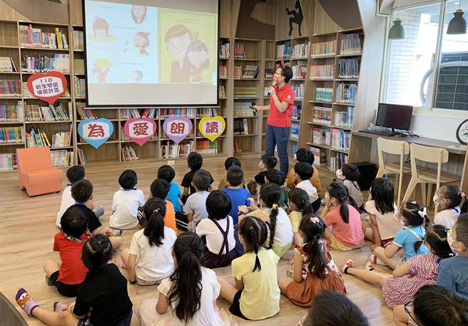北屯区军功国小，新生阅读推广「为爱朗读」。（教育局提供）
