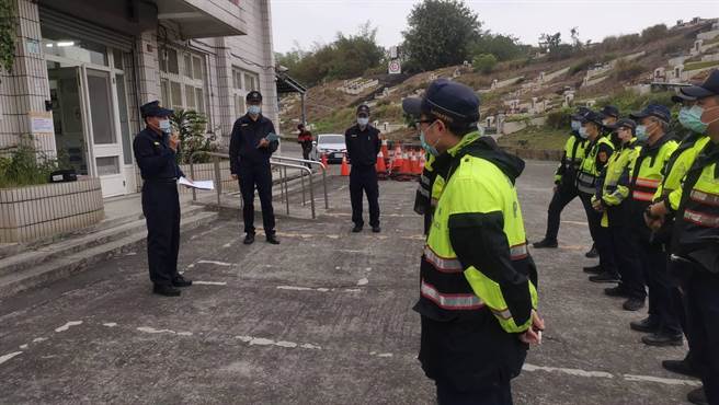 林園警分局至墓區周邊交管。（翻攝照片／高雄洪靖宜傳真）