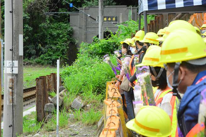 罹难者家属到事故现场「清水隧道」吊念追思。（王志伟摄）