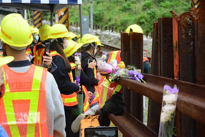 已改点408城乡列车行经现场，鸣笛追思，现场哀戚。（王志伟摄）