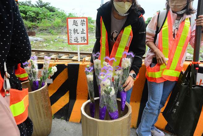 家属持桔梗花吊唁。（王志伟摄）