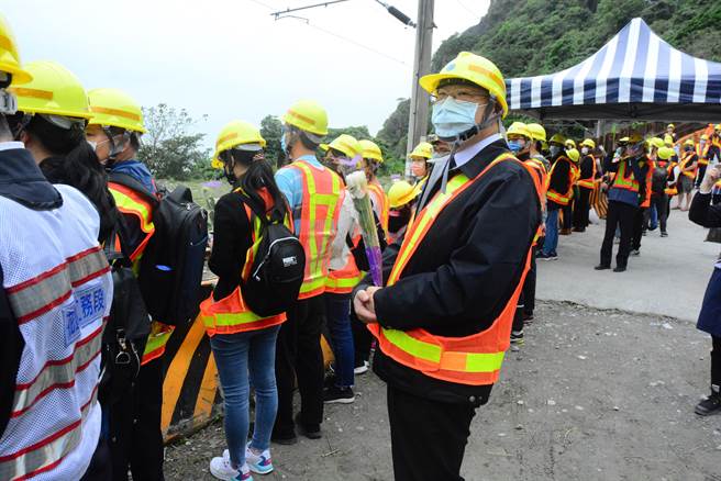 台铁局长杜微默默在旁，不发一语。（王志伟摄）