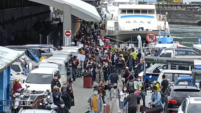 台东县绿岛乡南寮渔港涌入逾3000人。（蔡旻妤摄）