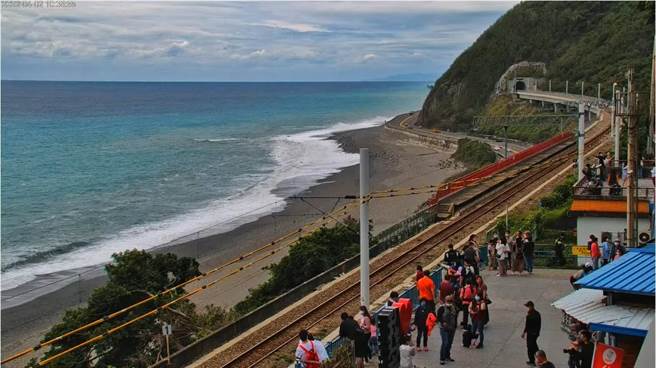 清明连假首日，台东南迴线上的多良火车站涌现人潮。（摘自台东多良车站即时影像）