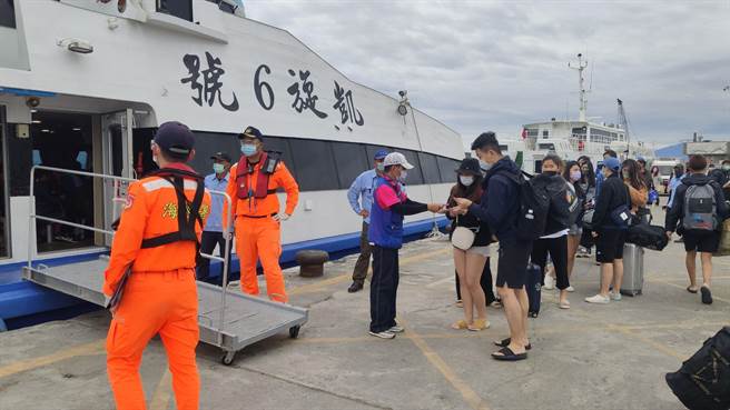 清明连假首日，台东富冈渔港涌现人潮。（蔡旻妤摄）