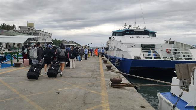 清明连假首日，台东富冈渔港涌现人潮。（蔡旻妤摄）