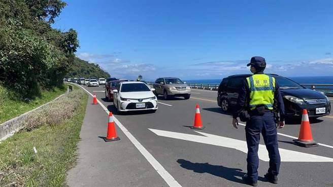 台东县警察局大武分局在各景点及路段规划警力实施管制及分流。（台东县警局提供／蔡旻妤台东传真）