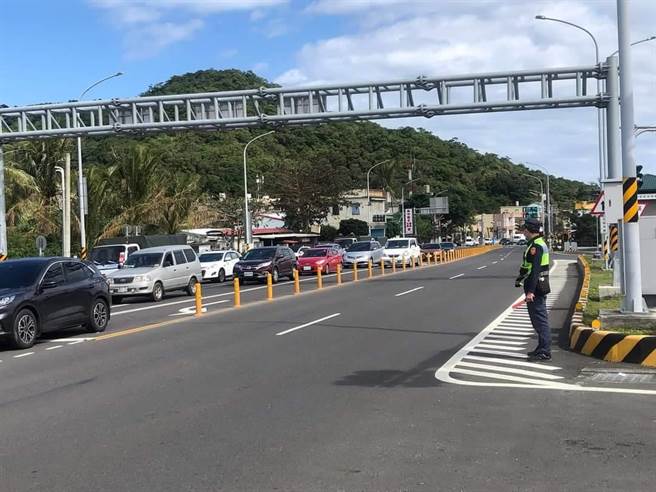 台东县警察局大武分局在各景点及路段规划警力实施管制及分流。（台东县警局提供／蔡旻妤台东传真）