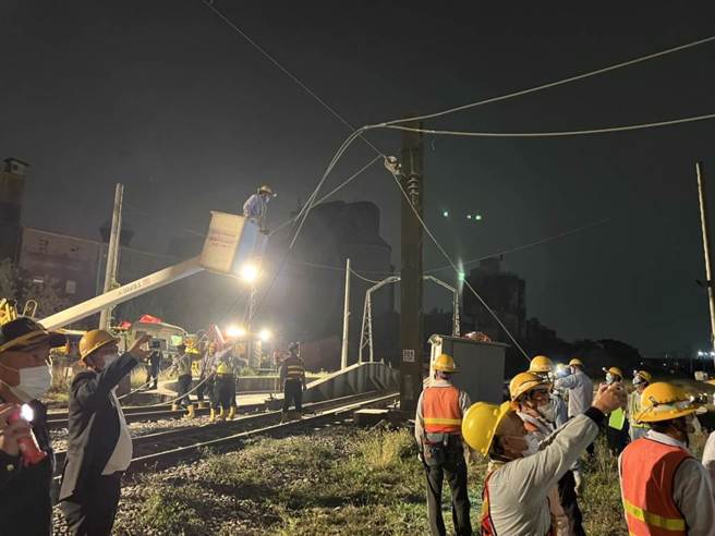 東南水泥1日拆除楠梓舊廠時施工出包，造成雙鐵疏運大亂，台電漏夜派人搶修。（台電提供）

