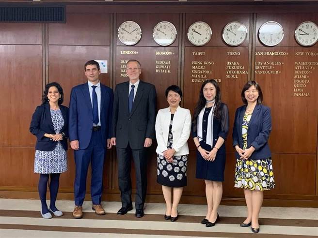 外交部主任秘书徐俪文（右3）去年与美方线上讨论台湾国际参与议题。（外交部提供）