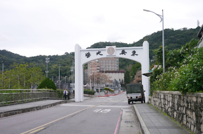 東吳大學今在學校官網上公告，昨日晚間接獲學生家長主動通知學生確診，目前該位學生已住院治療中，校方表示該生就讀的外雙溪校區，緊急公布在校內足跡。（圖／翻攝自google map）