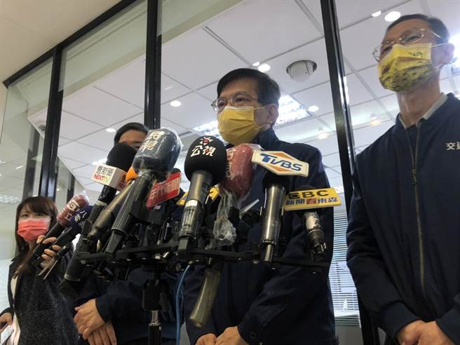 东南水泥事故引发双铁12万6旅次受影响 王国材：车站疏导要检讨。（叶德正摄）