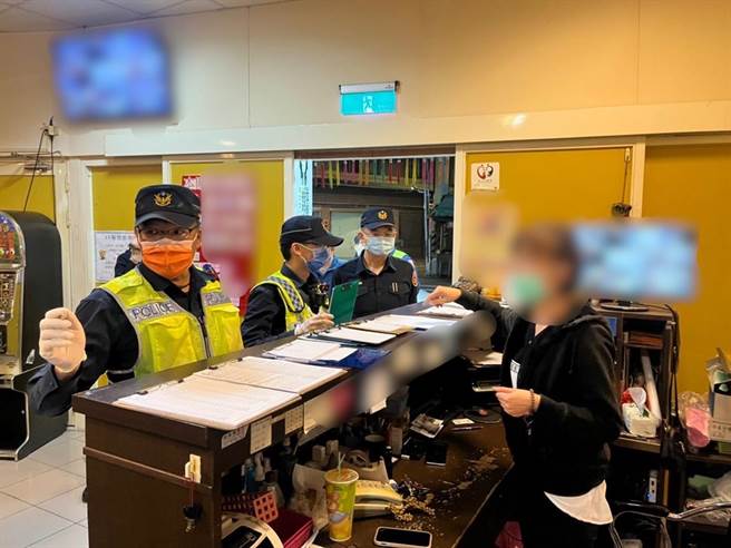 为避免八大行业场所成为防疫破口，南投警分局长潘仕能于1日晚间亲自率队至辖内各KTV、卡拉OK小吃部、养生馆及电子游艺场等特定娱乐场所实施临检。（南投分局提供／冯惠宜南投传真）
