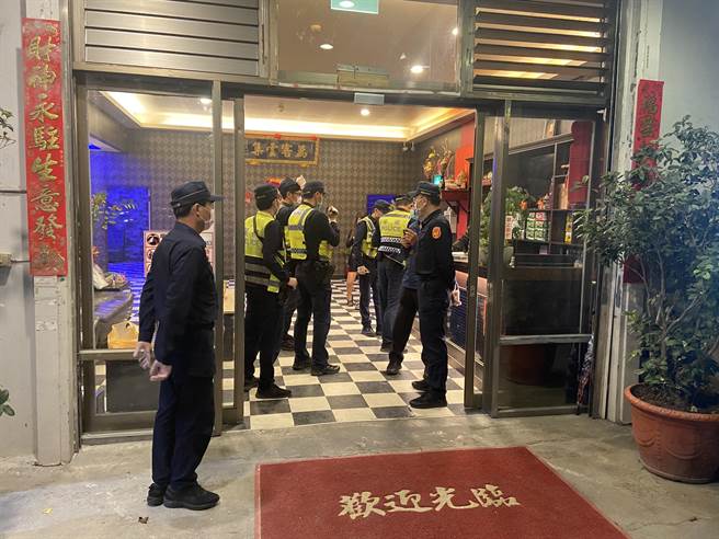 为避免八大行业场所成为防疫破口，南投警分局长潘仕能于1日晚间亲自率队至辖内各KTV、卡拉OK小吃部、养生馆及电子游艺场等特定娱乐场所实施临检。（南投分局提供／冯惠宜南投传真）