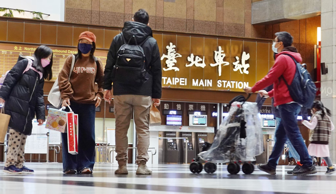 一名網友表示，清明假期結束後疫情可能會爆發，「連假結束後升三級機率是多少？」貼文曝光後，鄉民一致認為「再升三級會變成國際笑柄」。（圖／示意圖，記者姚志平攝影）