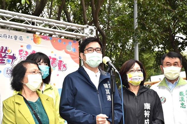 高雄市長陳其邁（前左二）2日重申工安的重要性。（林瑞益攝）