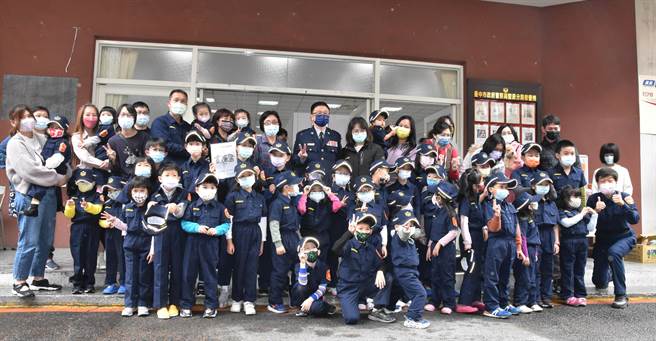 豐原警分局為迎接四月兒童節到來，今天特別出心裁舉辦「大小警察親子體驗營活動」。（警方提供）