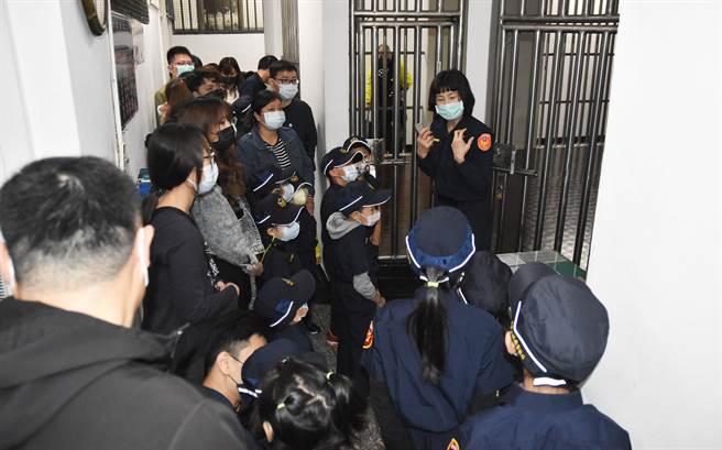 小警察們參觀拘留所，讓小朋友知道犯法的下場。（警方提供）