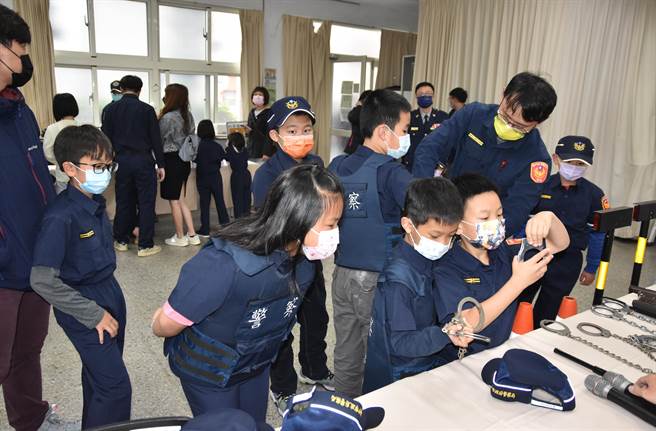 小警察們參觀警察裝備興奮又好奇，透過活動讓大小警察親子關係家庭氣氛更和樂。（警方提供）
