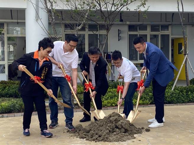 有意义的儿童节！台中市太平区新高国小携手陞霖地产，美化校园门面后，还在学校前庭种下八重樱。（校方提供／卢金足台中传真）