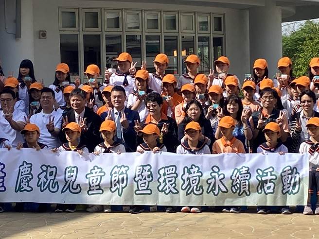台中市新高国小以绿美化永续环境庆祝儿童节。（校方提供／卢金足台中传真）