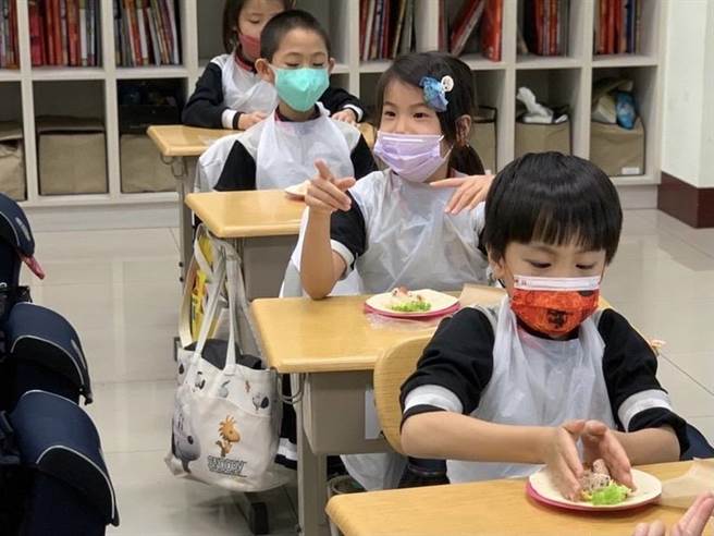 葳格小学由厨师带小朋友认识墨西哥当地食材与饮食文化。（校方提供／卢金足台中传真）