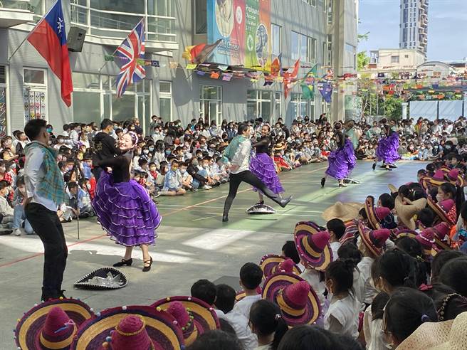 葳格国际学校小学部举办西班牙文化体验日活动，透过热情拉丁乐团与墨西哥舞团带来的精彩表演，让孩子感受热情奔放的拉丁风情。（冯惠宜摄）