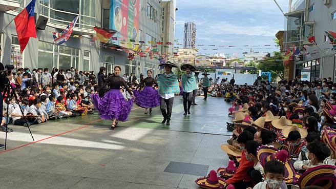 葳格国际学校小学部举办西班牙文化体验日活动，透过热情拉丁乐团与墨西哥舞团带来的精彩表演，让孩子感受热情奔放的拉丁风情。（冯惠宜摄）