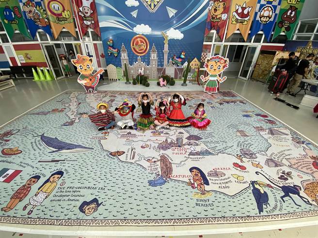 葳格国际学校小学部也举办西班牙文化体验日活动，舞台中大大的墨西哥地图，除了是拍照打卡处，也让孩子透过地图了解墨西哥地理位置以及各地物产、风土民情。（冯惠宜摄）