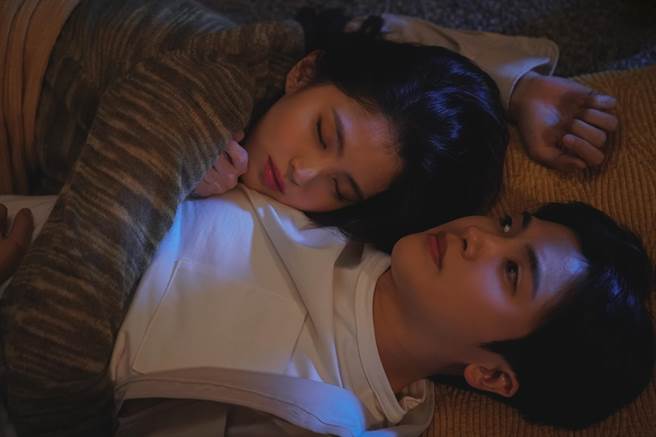 朴炯植被青梅竹马韩韶禧要求合作写一首单恋的歌曲，他们得在一起同居2周。（Disney＋提供）