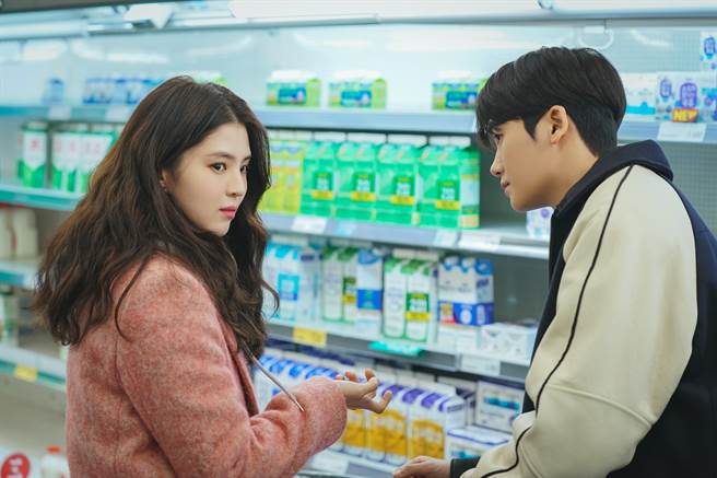 朴炯植一直暗恋着韩韶禧，却迟迟不敢告白。（Disney＋提供）