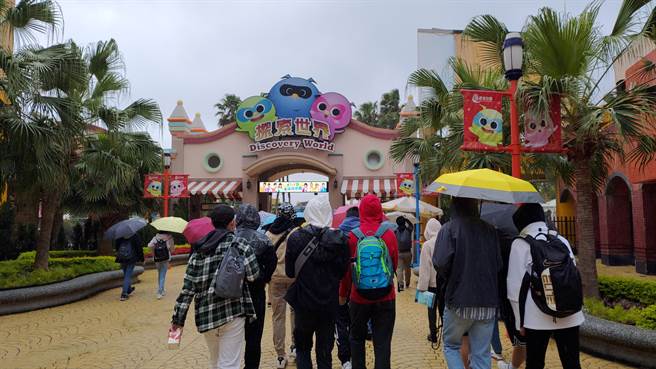 今天是兒童節連續假期的第一天，麗寶樂園一早開園後，大小朋友持續進入。（麗寶樂園提供）