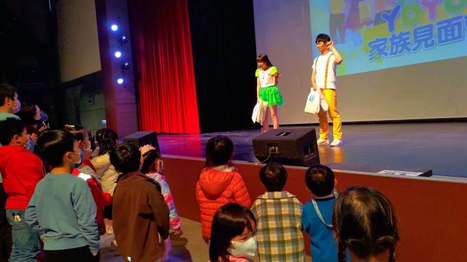 麗寶樂園安排YOYO家族哥哥姐姐們唱跳同樂，全場小朋友手舞足蹈、尖叫聲與歡笑聲不斷，和爸爸媽媽一起開心歡度兒童節。（麗寶樂園提供）