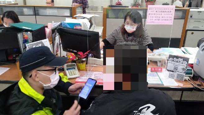 基隆1名40多岁沈姓鱼贩，在网路认识不明网友佯称投资赚钱，在银行想要匯款时，遭行员察觉状况有异，通报警方持续苦劝，才终于保住沈男工作辛苦钱。（基隆市警察局提供／陈敬哲基隆传真）