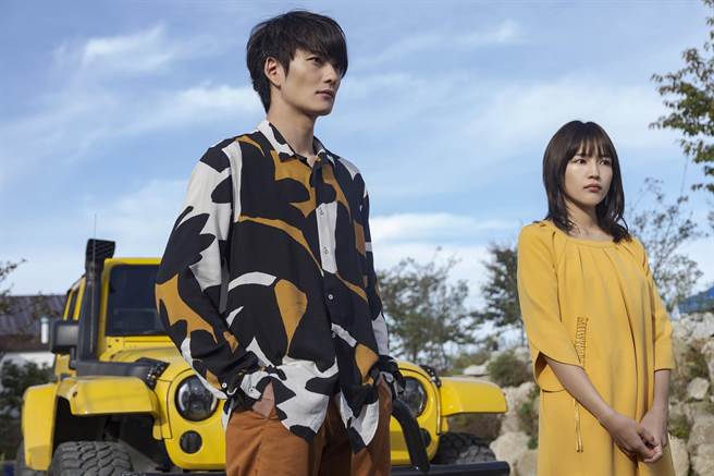 岡田將生（左）與川口春奈在《聖地X》中飾演一對兄妹。（天馬行空提供）