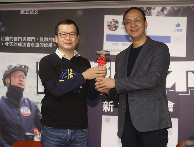 台北市議員羅智強（左）、國民黨主席朱立倫（右）。（資料照/劉宗龍攝）