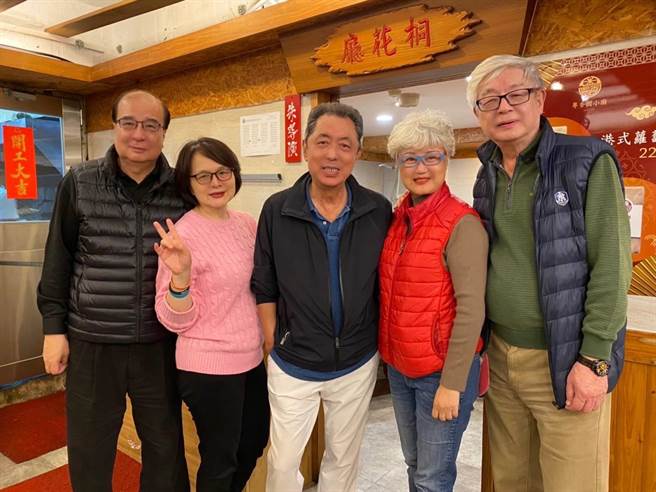 朱延平導演（中）一向認為白髮對吳定南、高愛倫有加分作用，左為資深媒體卜人美伉儷。（高愛倫提供）