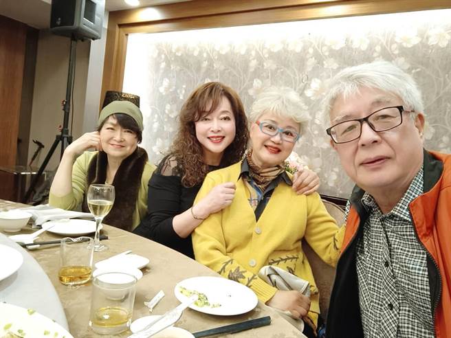 江蕾（左起）、資深導播陳小俠都喜歡吳定南伉儷的髮色。（高愛倫提供）