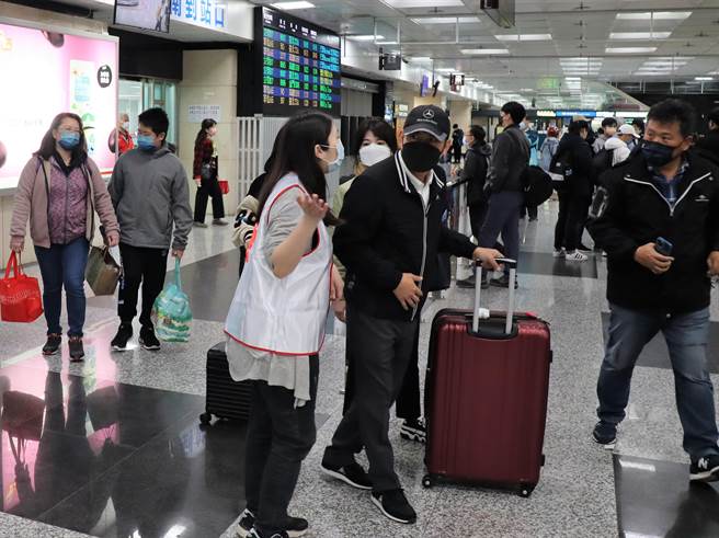 今天是清明連假的第一天，澎湖機場上午班機幾乎班班客滿，衛生局人員一早就在機場南到站處設置疫苗快打站。記者／張茂雄攝