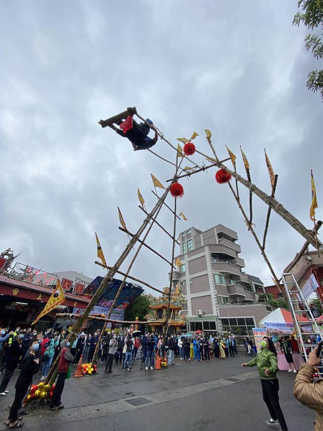 夺冠霸主罗英玮、林裕强搭檔表演双人高空盪秋千，克服手脚溼滑的困难，加倍用力盪高。（廖素慧摄）