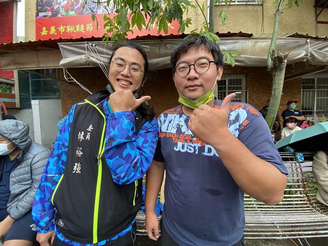 夺冠霸主罗英玮、林裕强搭檔表演双人高空盪秋千，认为雨天盪盪秋千更有挑战性。（廖素慧摄）