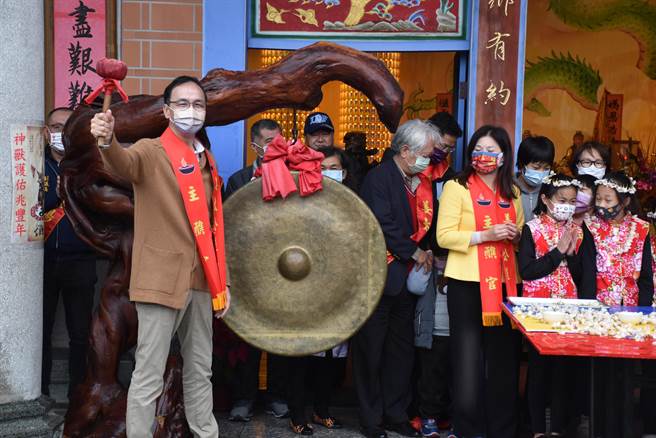 國民黨主席朱立倫2日上午赴苗栗縣姜太公道場，談及羅智強時，表示相信羅智強會做出最智慧的決定。（謝明俊攝）