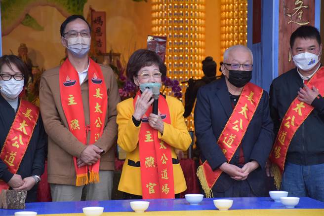 國民黨主席朱立倫2日上午赴苗栗姜太公道場，對苗栗縣長參選人提名期程，表示將提出最好人選。苗栗縣黨部主委鍾東錦在旁陪同。（謝明俊攝）