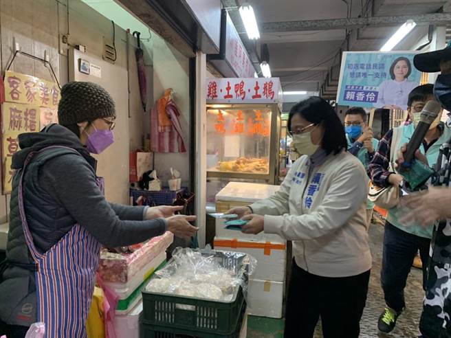 立委赖香伶投入民眾党桃园市长初选，2日到新屋区走访拜票。（赖佑维摄）