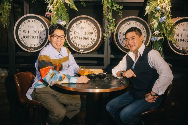 品冠（左）与好友吴大维交情深厚。（种子音乐提供）