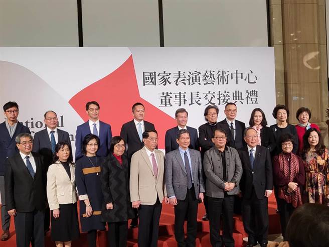 国家表演艺术中心今天在国家戏剧院举办第三届董事长交接典礼，由文化部长李永得担任监交人，第二届董事长朱宗庆任期届满，交给第三届董事长高志尚。（李欣恬摄）