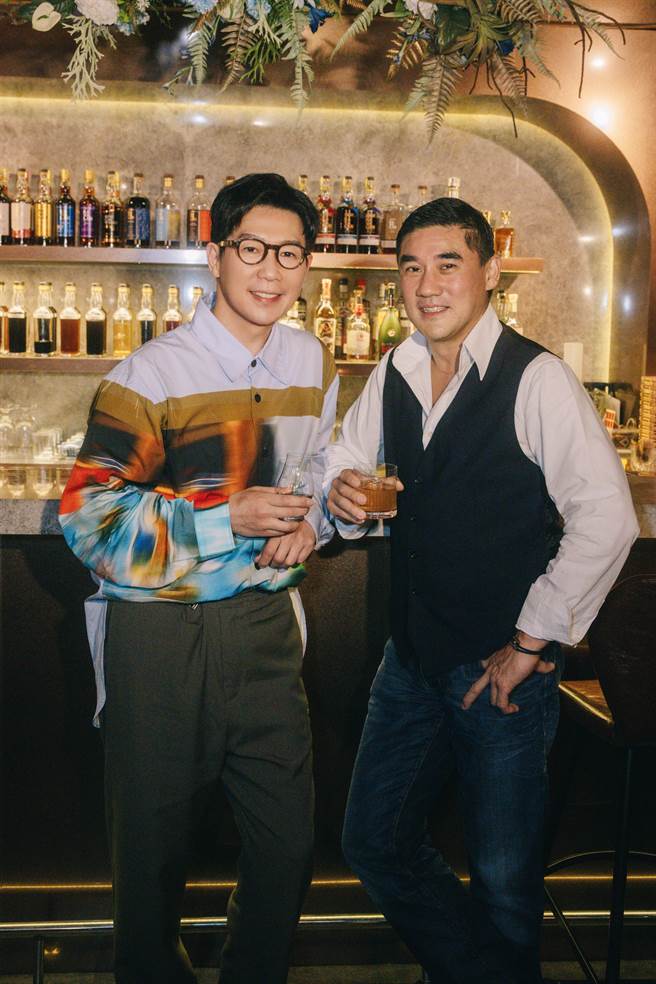 品冠（左）与好友吴大维交情深厚。（种子音乐提供）