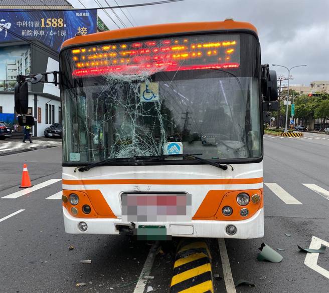 台中客運一輛公車，今天上午行經台灣大道與晉文路口時，駕駛劉男突感身體不適，不慎自撞快慢車道安全島。（民眾提供）