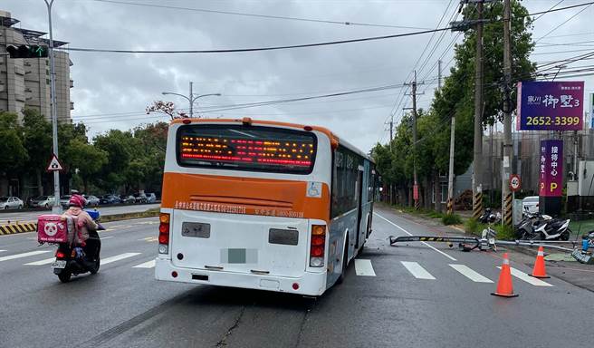 台中客運一輛公車，今天上午行經台灣大道與晉文路口時，駕駛劉男突感身體不適，不慎自撞快慢車道安全島。（民眾提供）